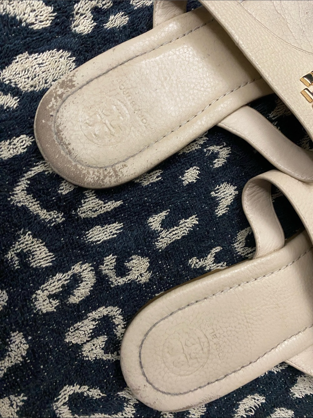 Tory Burch Beige Logo Thong Sandals with Gold Emblem - Picture 3 of 9